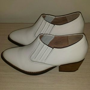**FINAL SALE** Jeffrey Campbell White Shooties
