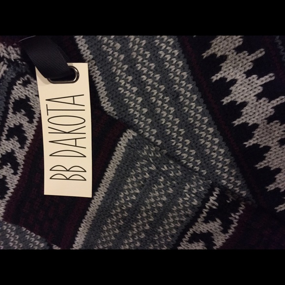 REDUCEDNWT BB Dakota Grey/Burgandy cropped sweater - Picture 3 of 7