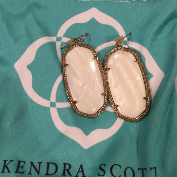 Kendra Scott Danielle gold earrings in white pearl