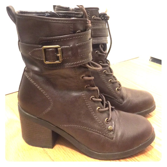 FINAL DAYS: Guess high top boots