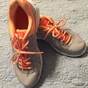 Nike Revolution 2 Women's Running Shoes 8.5 Preown