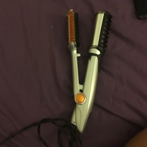 Straightener / Flat Iron (In Styler)