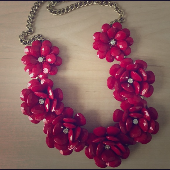 Red floral necklace. NWT. Great accent piece!