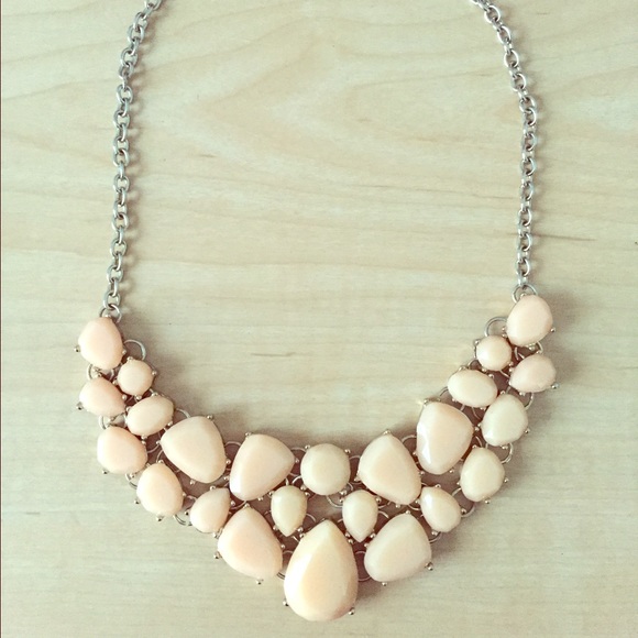 Statement necklace. Peach/nude jewels.