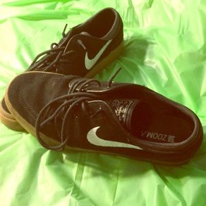 Almost brand new Nikes (: