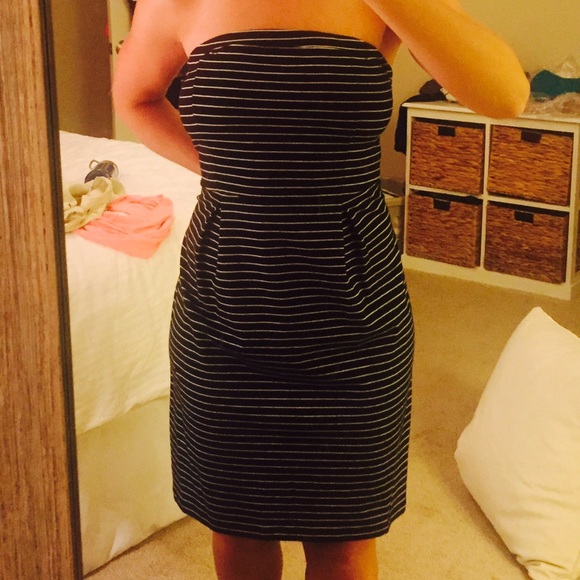 Flattering Strapless dress. Perfect for fall.