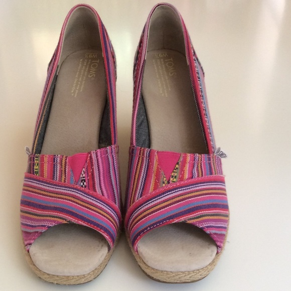 Unique TOMS patterned wedges