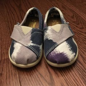 Purple/blue/white baby Toms. Size 2