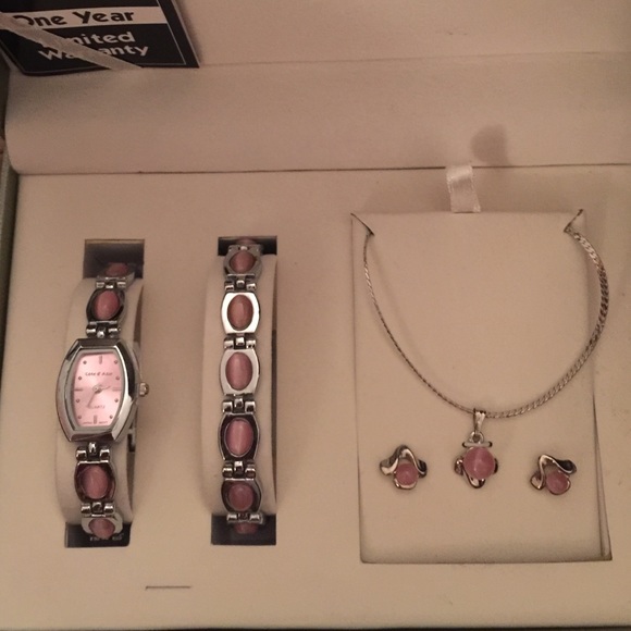 SOLD 🚫 4 piece jewelry set - Picture 2 of 2