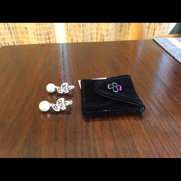 Wedding Jewelry - Pearl Earrings - Picture 2 of 3