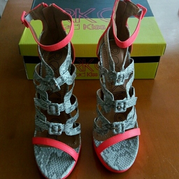 Red Kiss Girl Shoes - Picture 2 of 4