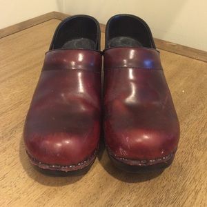 Dansko burnt red and black shoe sz 8
