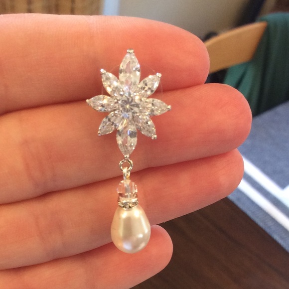 Crystal stud earrings with teardrop pearl