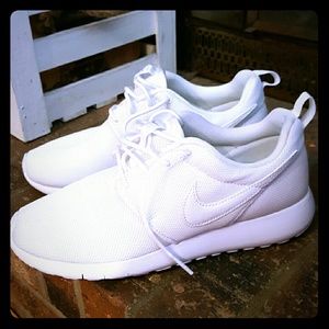 Womens Nike running shoe 7.5/ 6Y