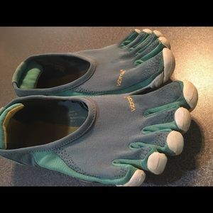 Vibram Five Fingers Size 39 Shoes.