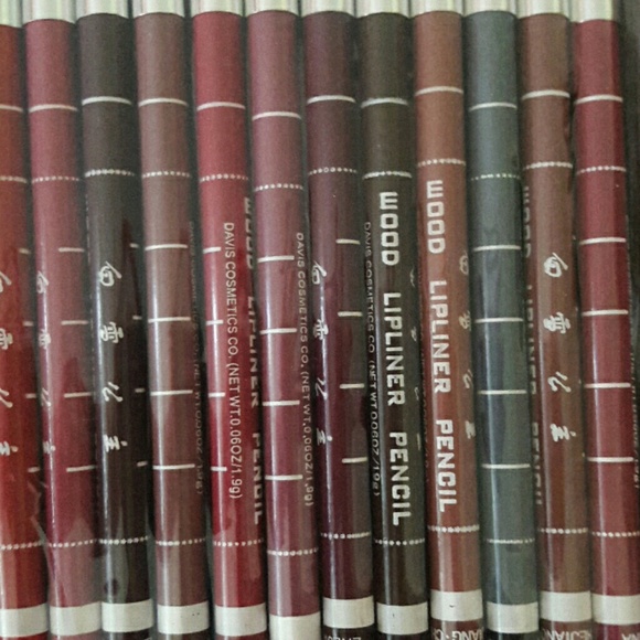 π 11 LIP PENCILS ( with 1 free eyeliner)π - Picture 3 of 3