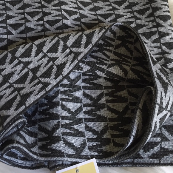 •Michael Kors Infinity Scarf• - Picture 3 of 4