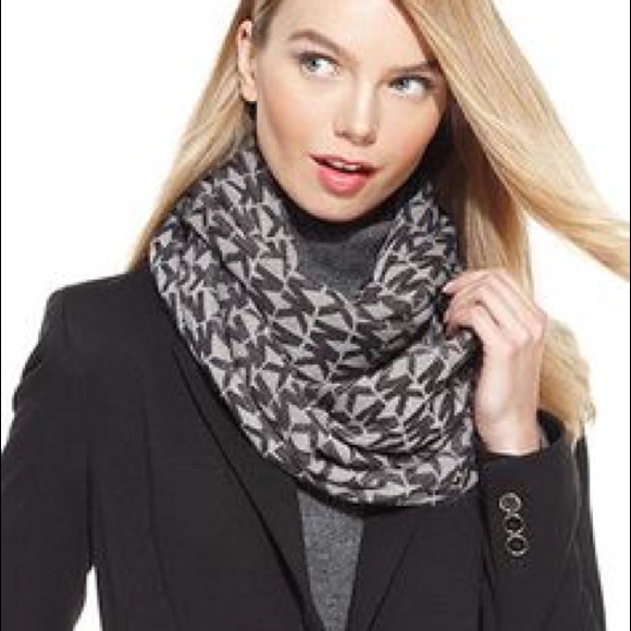 •Michael Kors Infinity Scarf• - Picture 4 of 4