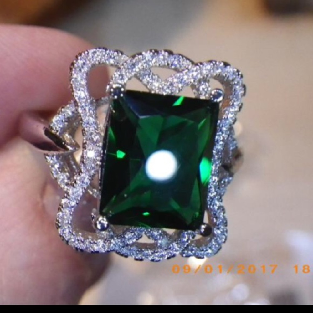 NEW STUNNING EMERALD RING - Picture 2 of 4