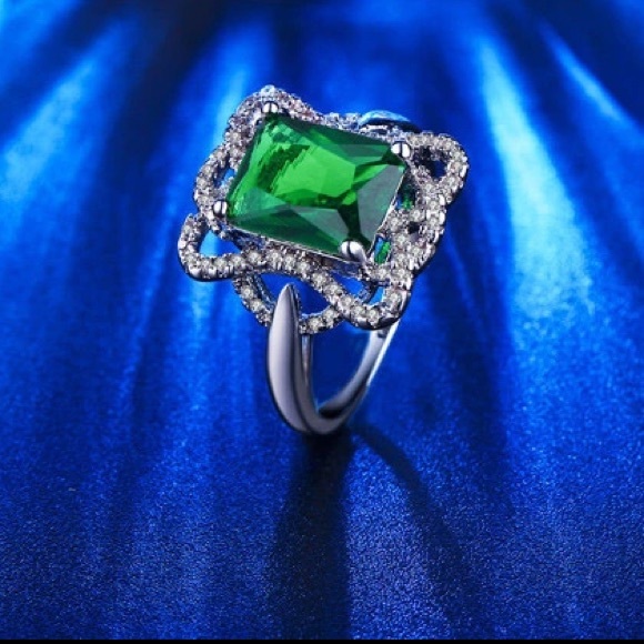 NEW STUNNING EMERALD RING - Picture 3 of 4