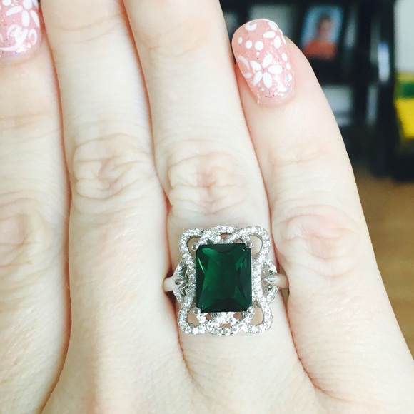 NEW STUNNING EMERALD RING - Picture 4 of 4