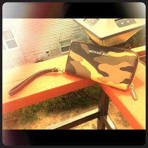 BRAND NEW MICHAEL KORS JET SET CAMO WRISLET