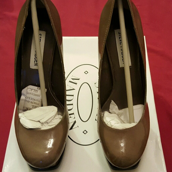 Grey patent leather pump