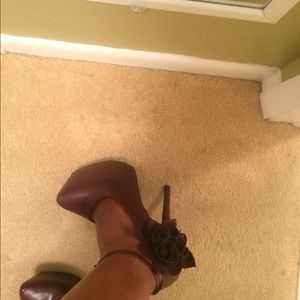 Ladies size 8.5 Madison burgundy heels