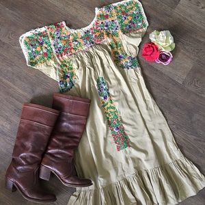 v i n t a g e  mexican embroidered ruffle dress
