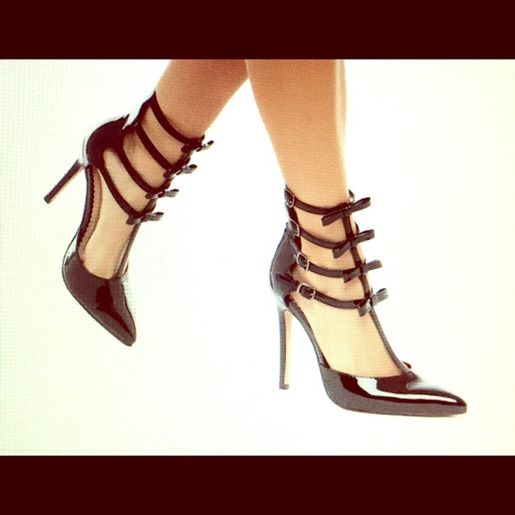 ShoeDazzle Black Bow T-Strap 7.5 Pumps