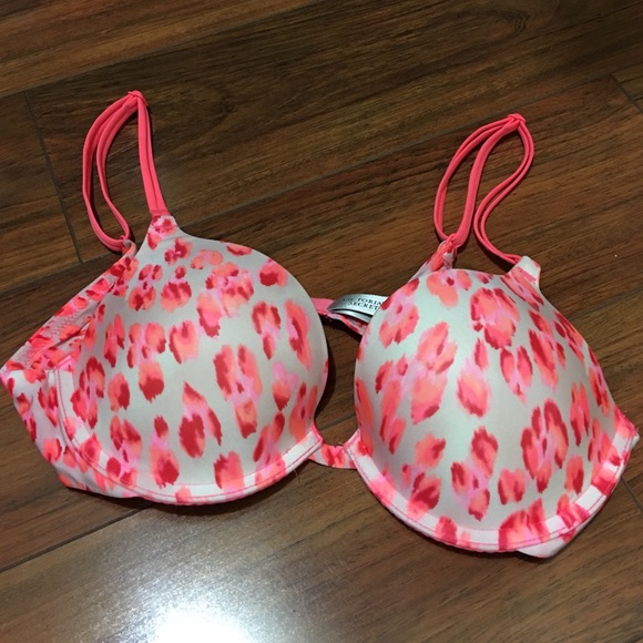 New pink bra (tag felt off, never been worn)
