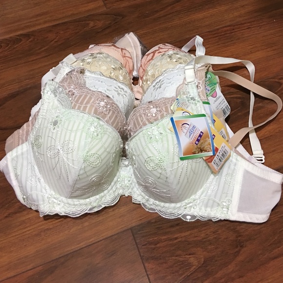 Nwt, all pads (light push up)