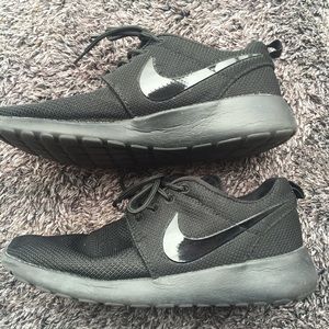 All black Nike roshes! Size 8