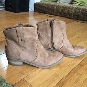 Tan American Eagle booties