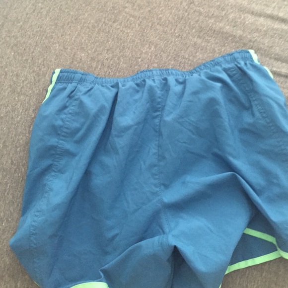 Nike women shorts, blue with a cute green detail. - Picture 4 of 4