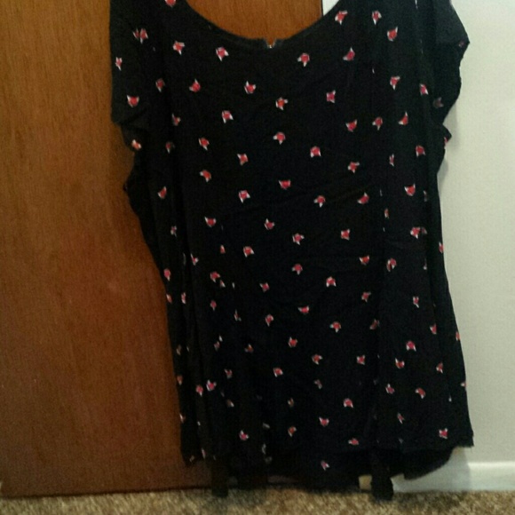 Short sleeve black shirt w/design