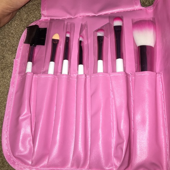 BRAND NEW 7 Piece Makeup Brush Set!