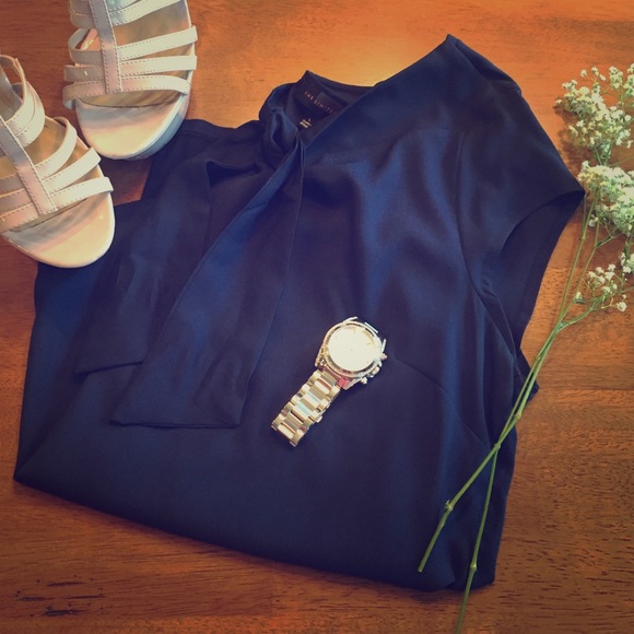 ❗SALE❗🎀🆕 Navy Blue Tie Neck The Limited Blouse