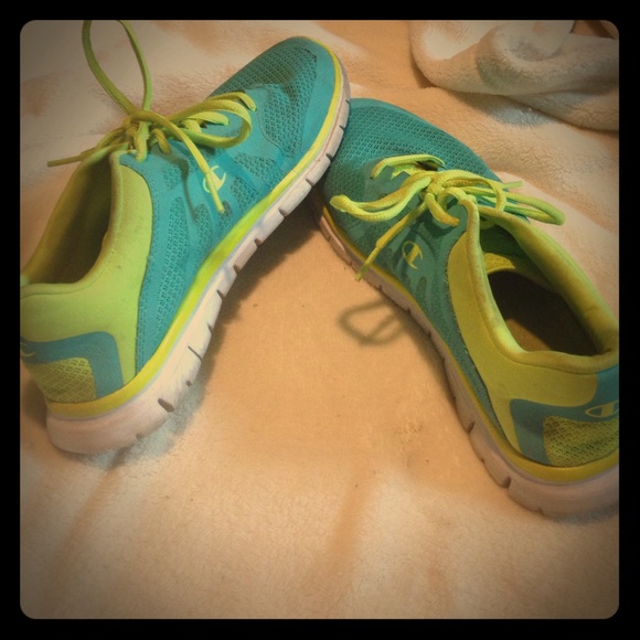 Tennis shoes