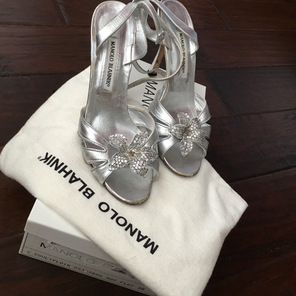 Manolis Blahnik Zouliplain platinum heels