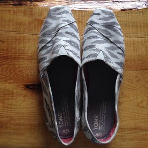 TOMS Flats