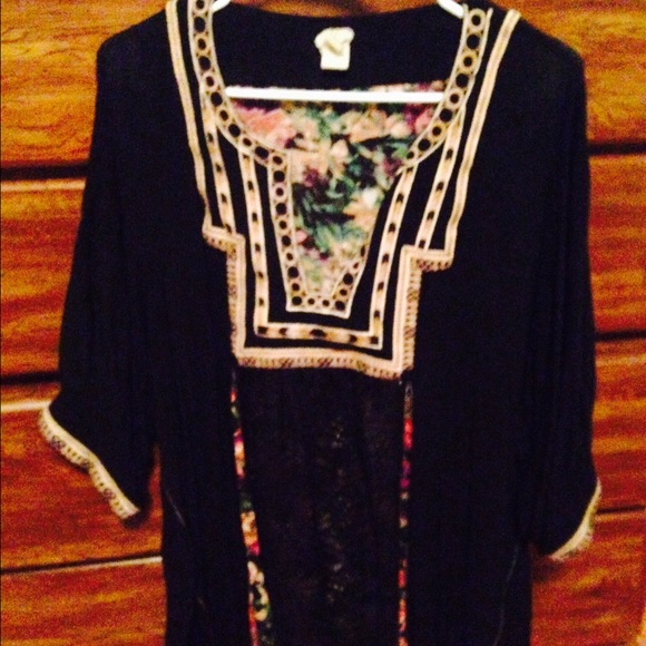 Large black/lace/flower Gimmicks top