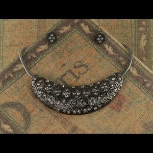 Glittering grey smokey crystals filigree necklace