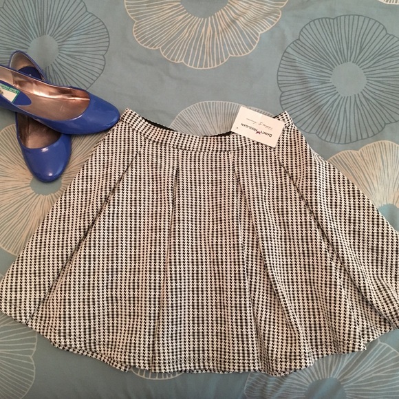NWT black and white plain skater skirt