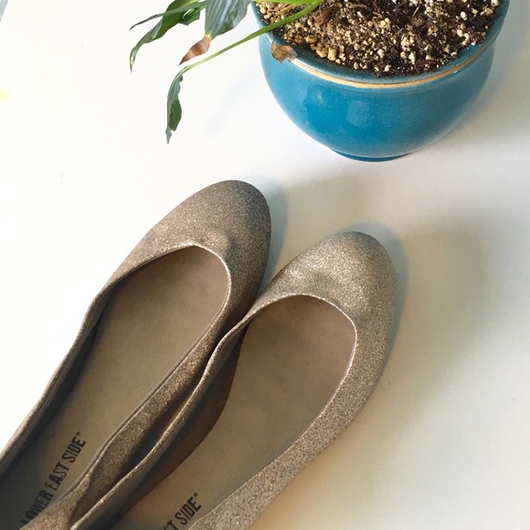 🎉HP🎉Light Gold/Silver Sparkly Flats