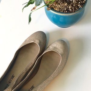 🎉HP🎉Light Gold/Silver Sparkly Flats