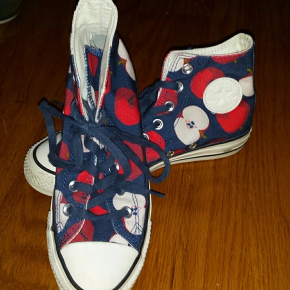 converse apple print