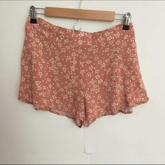 💥Light pink/nude floral shorts