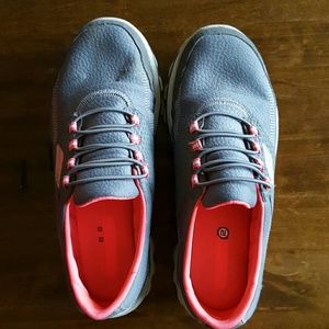 Skechers sneakers size 8