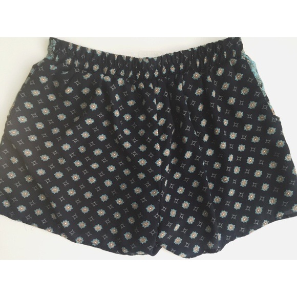 patterned shorts - Picture 3 of 3